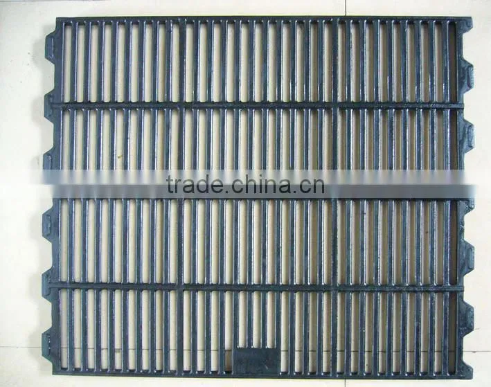 Plastic floor for pig farrowing crate