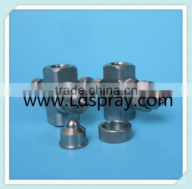 Liquid and air internal mixing flat fan spraying atomizing nozzles