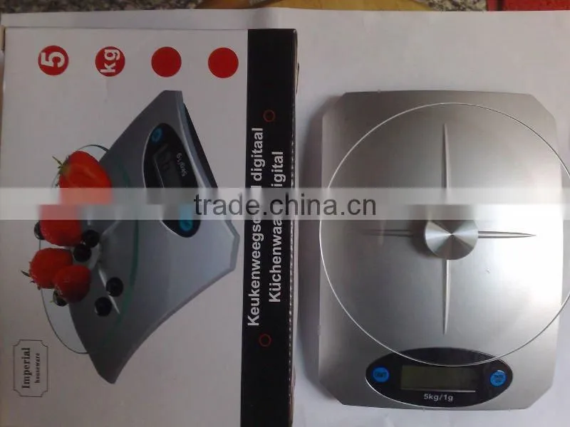 Digital kitchen scale with glass top