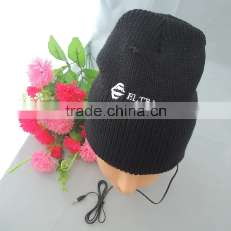 Uneed knitted beanie hat with headphone
