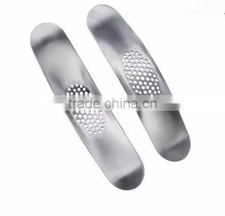 cy282 Curved garlic stainless steel 304/430 multi-functional manual garlic creative twist garlic kitchen worn garlic