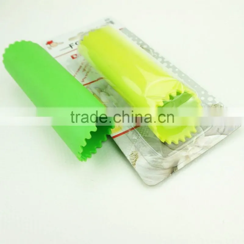 16074hot sale pratical silicone garlic peeler