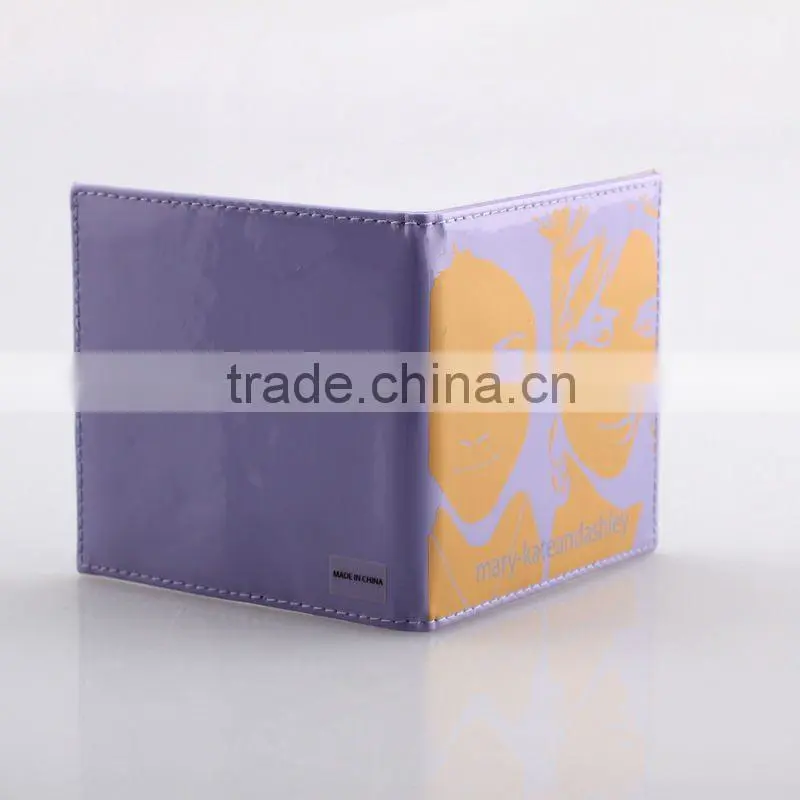 With magnet closure pocket mirror