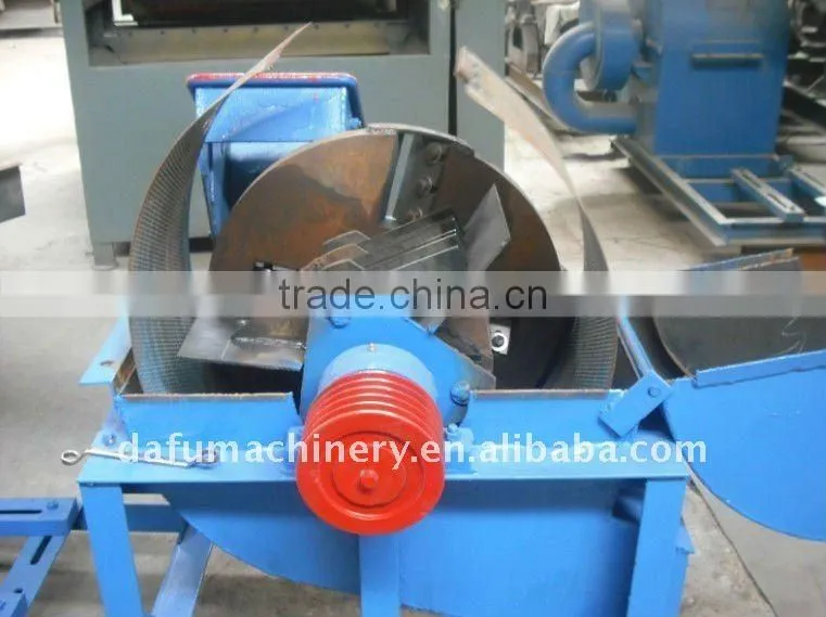Finely processed wood log/branch shaver machine
