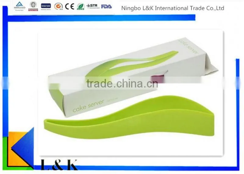 Hot sale 2 in 1 colorful recyclable plastic cake server/cake cutter/cake slicer with high quality