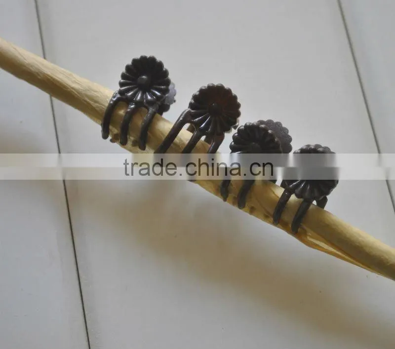 green daisy plant clip
