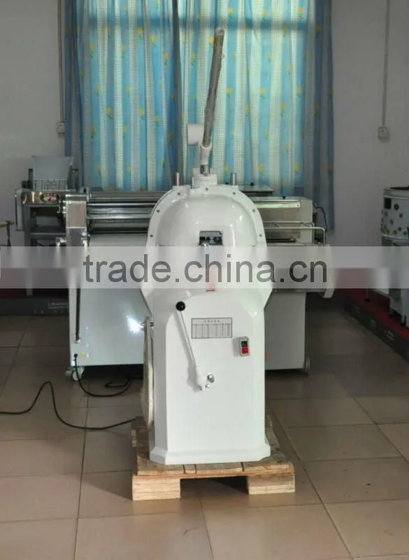 Semi-automatic dough divider and rounder for bread