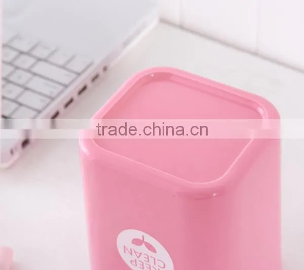 Little plastic dumpster with lid