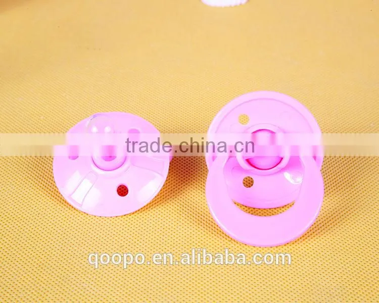 2015 New Baby Products Safety Small Plastic Baby Pacifier Holder Clip