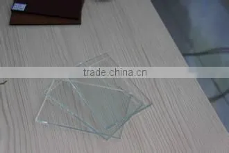 Decorative low iron glass with good transmittance