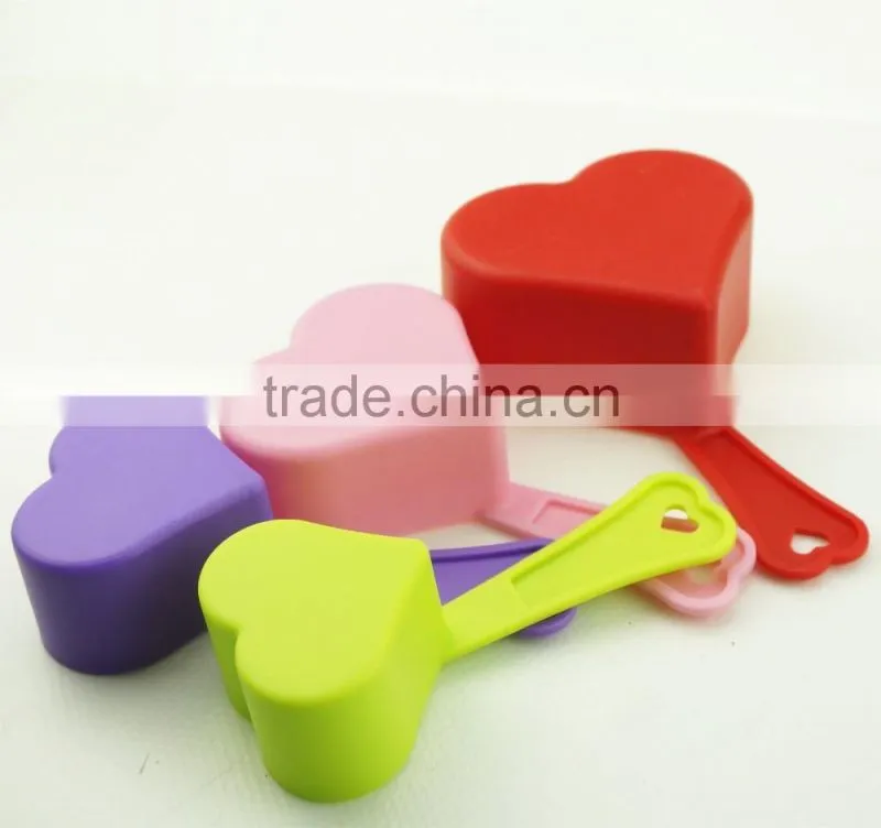 47009 4PCS HEART SHAPE MEASURING CUP