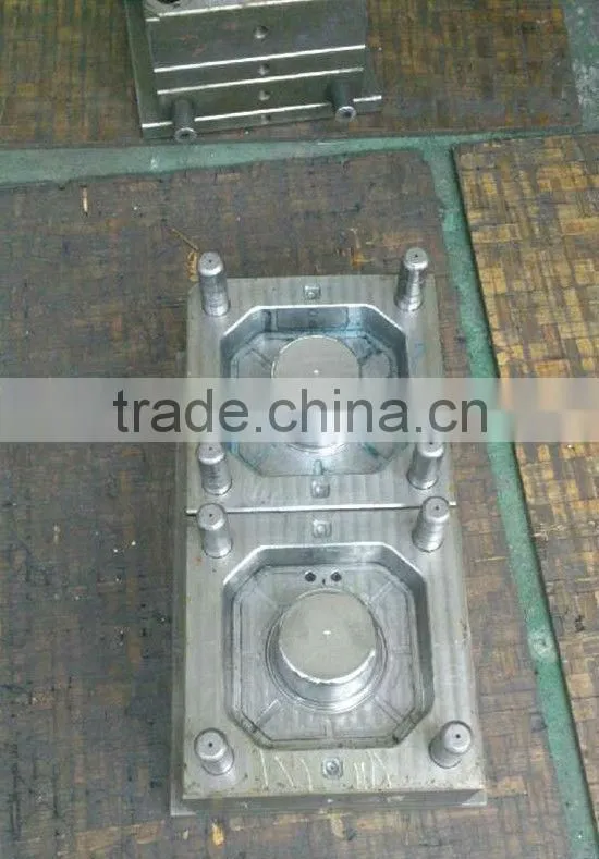 Thin container injection mould