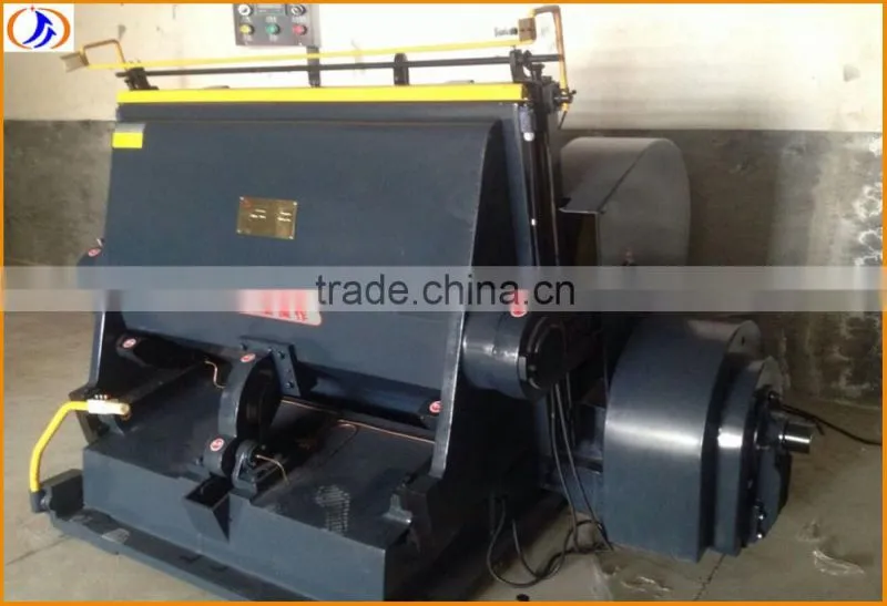 Semi automatic flat die cutting machine for producing cardboard carton box