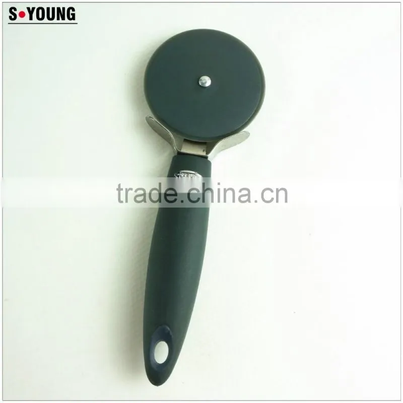 32065 Kitchen gadget kitchen tool round pizza cutter