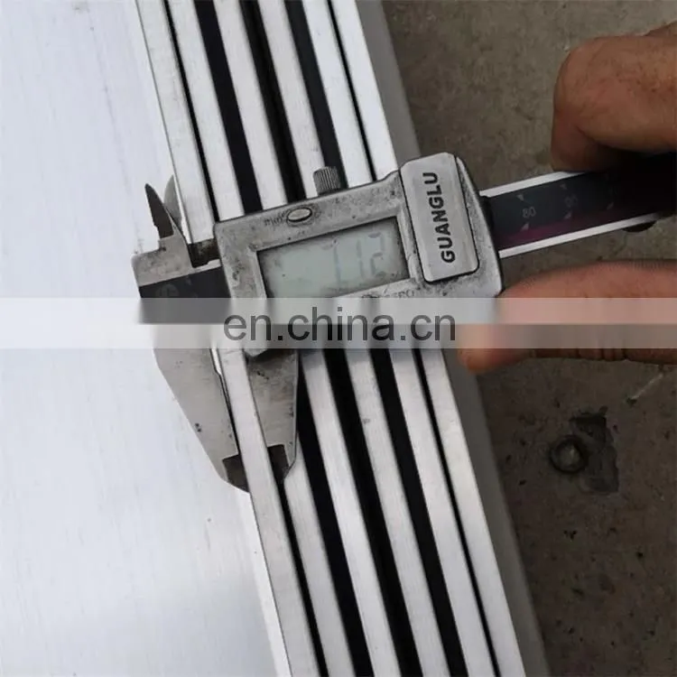 Vibrating ruler using on concrete floor for vibrated concrete