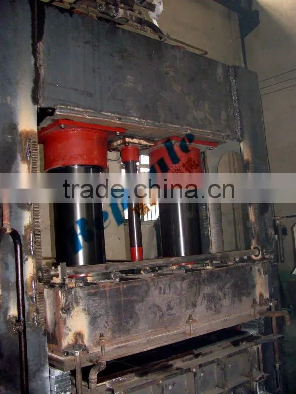 Particle board hot pressing machine