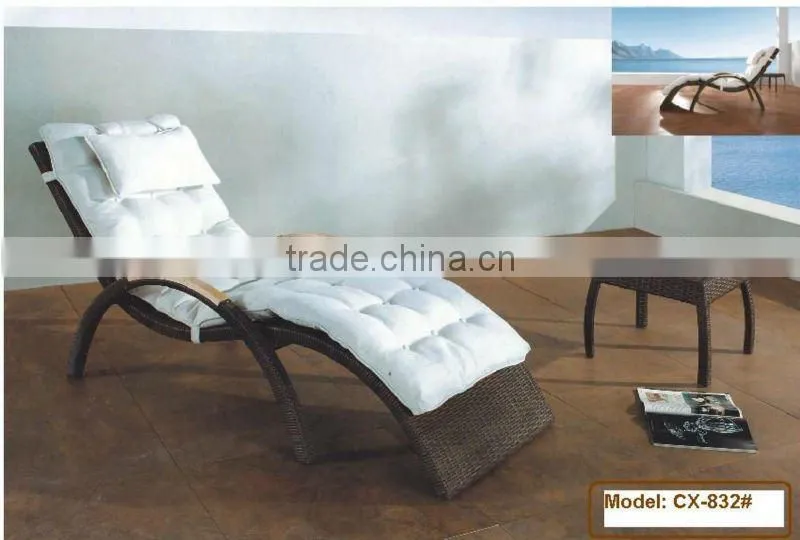 wicker sunlounge