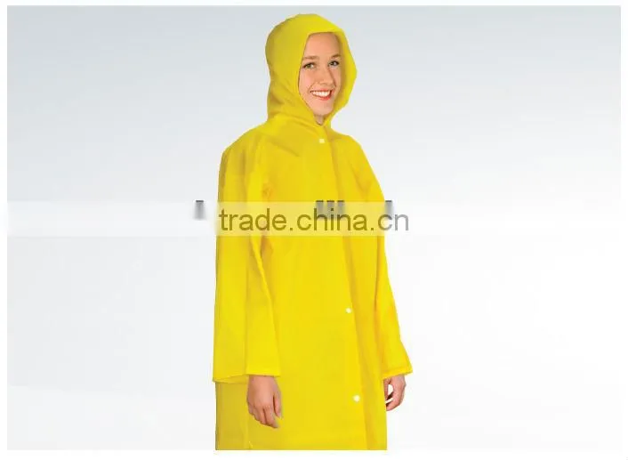 comfortable pe plastic raincoat with high quality