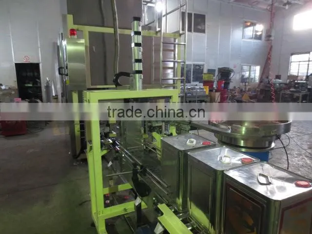 Automatic screwing lids machine for cans