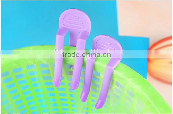 Plastic garbage bag non slip clip