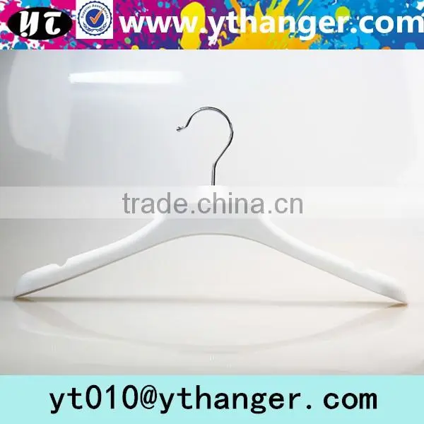 YY0538 black antislip rubber coated plastic hanger rubber coat hanger with metal hook