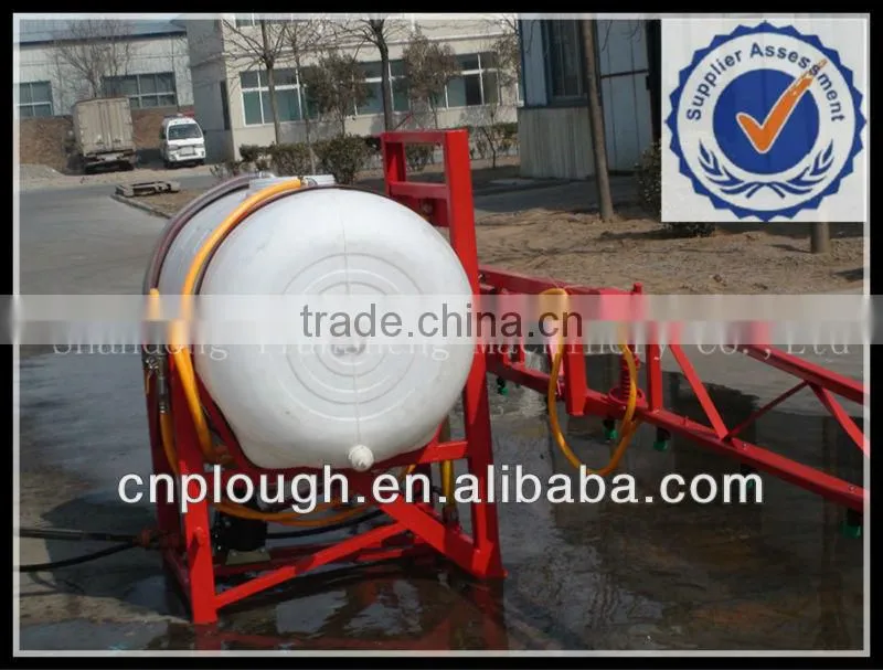 Agricultural boom sprayer