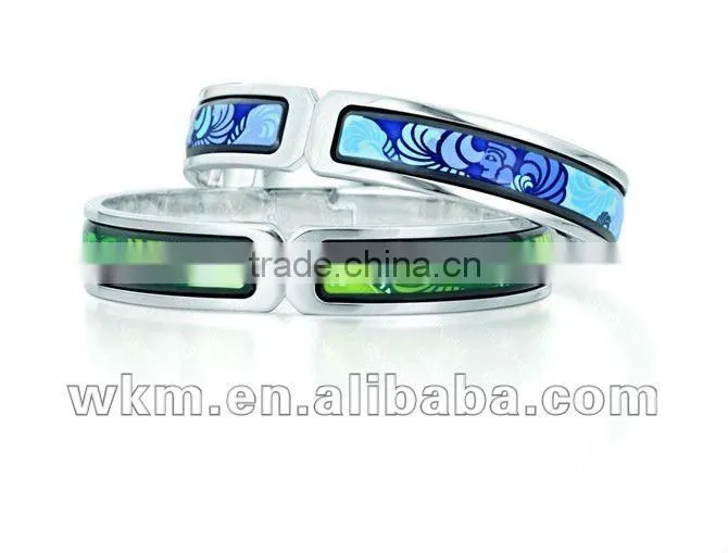 Fashion metal bangle with crown