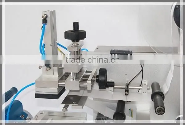 High quality semi-Automatic round bottle labeling machine,water bottle labeling machine made in china