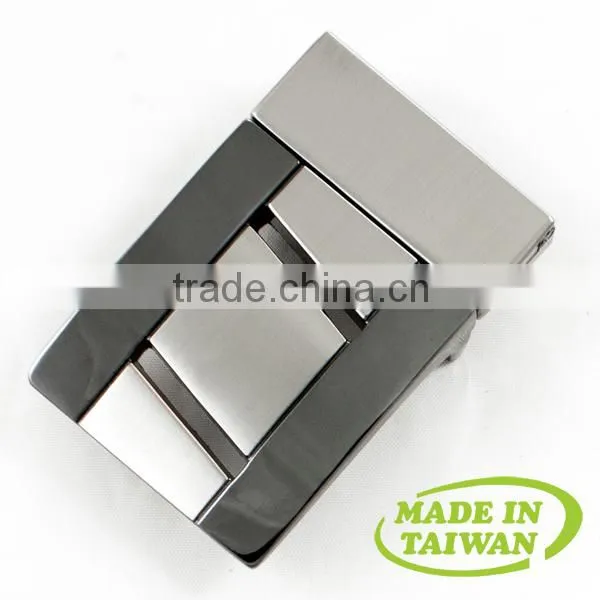 Men's classic design double prong reversible belt buckle