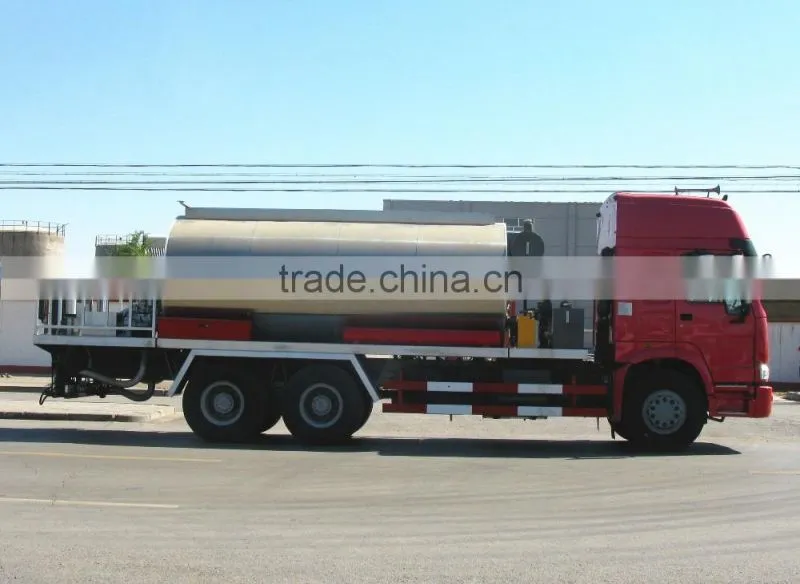 SINOTRUK HOWO 12000L bitumen distributor paving truck for sale