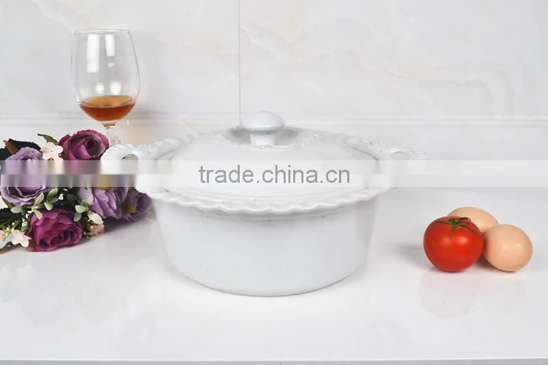 12.5" Round ceramic bakeware with lid
