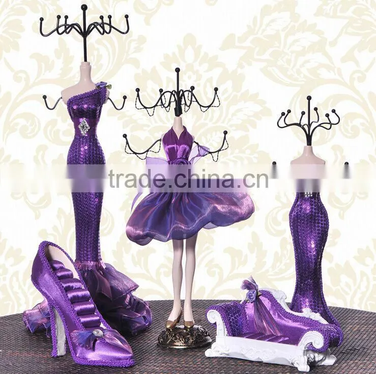Fashion jewelry figura resin unique jewelry display set luxury