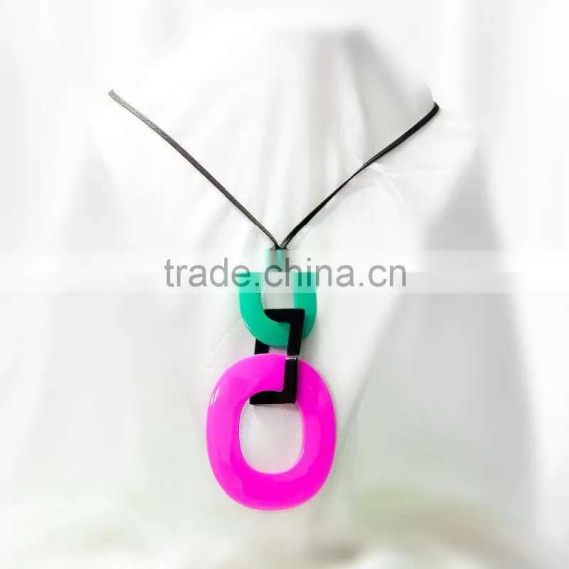 Buffalo horn necklace with lacquered finishing