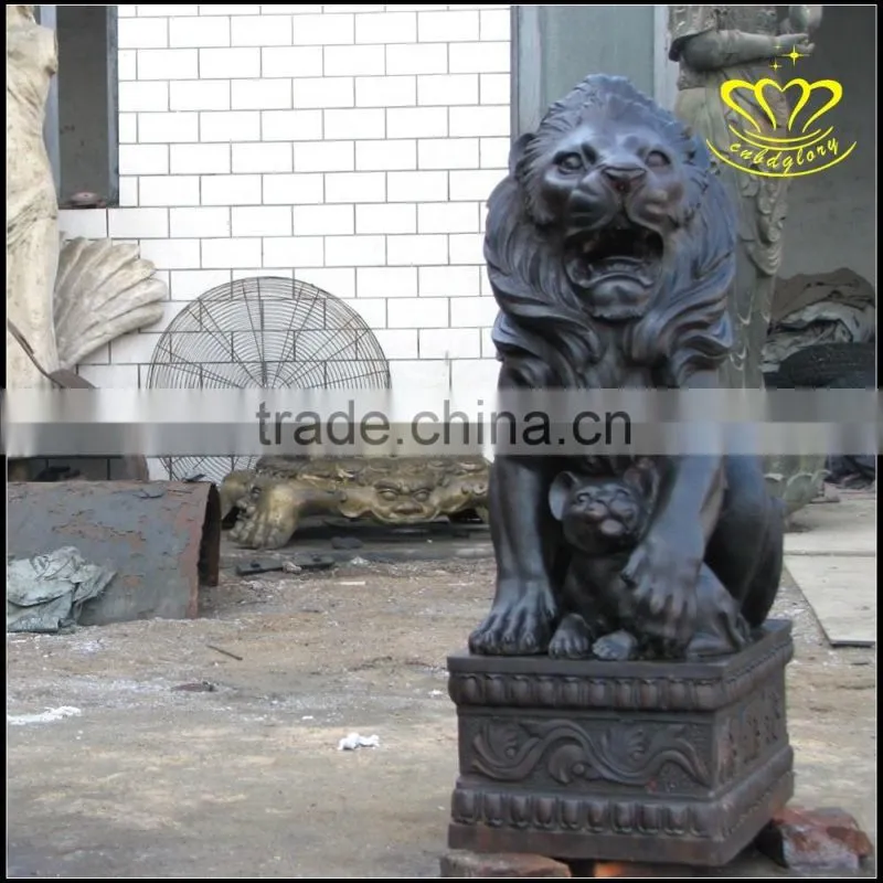 The bronze lion animal sculpture Wrought brass outdoor urban landscape sculpture