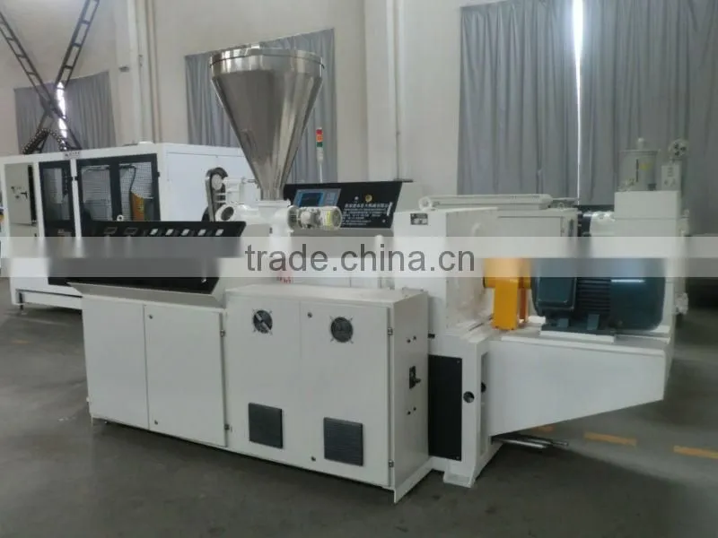 Plastic extrusion machine