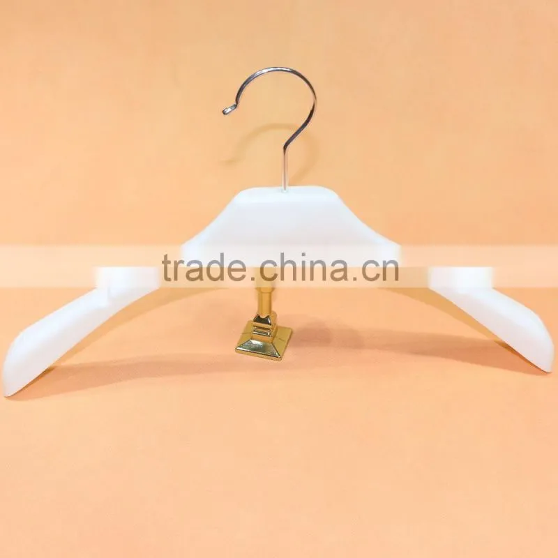 2015 High quality pure colour plastic clothing rack for cloth display