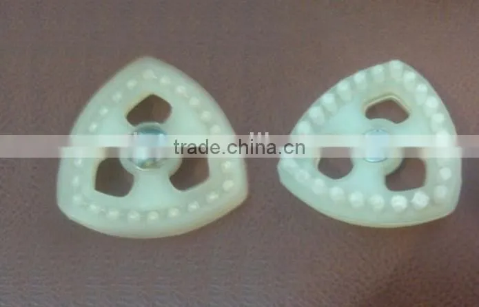 Triangular Sieve/Pan Cleaner