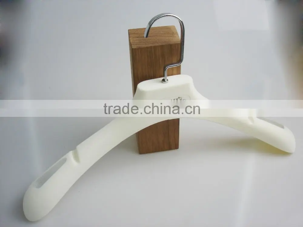 HA7018 china factory mens t shirts rubber paint palstic hanger