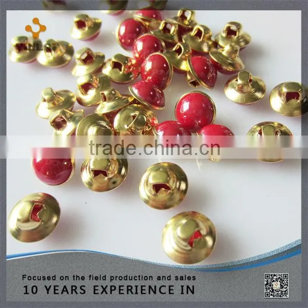 Round metal button with pearl