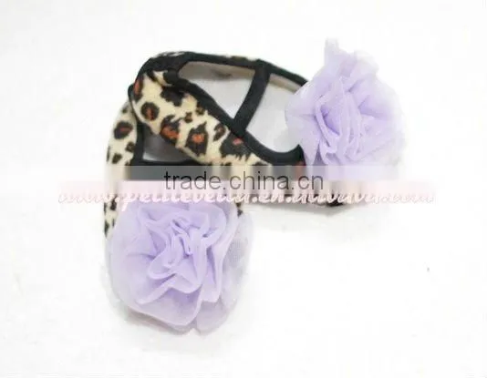 Baby Giraffe Crib Shoes with Light Purple Rosettes MAS106