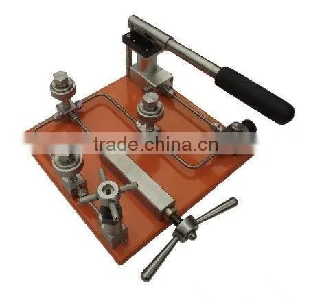 precision hand pump pressure calibrator