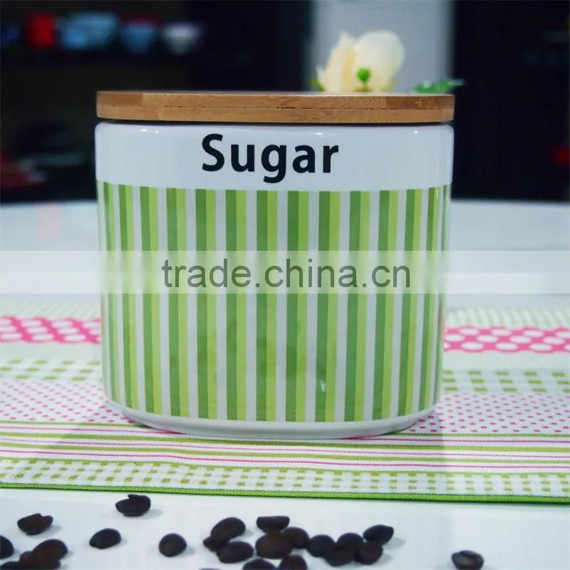 S/3 Oval canister with wood lid
