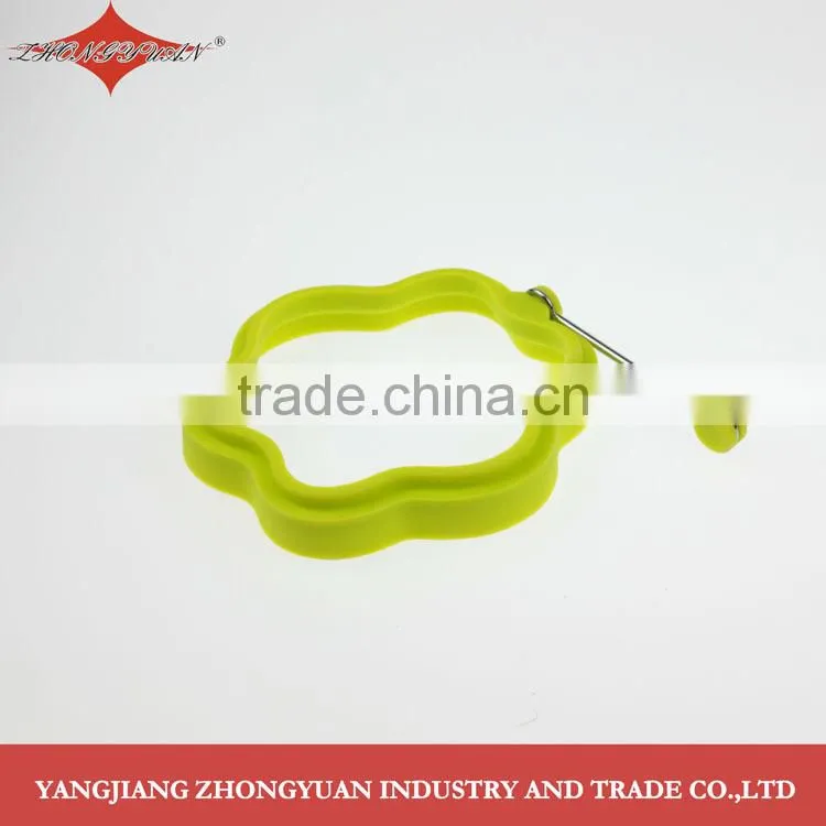 Silicone egg rings heart and flower shape with knock down handle