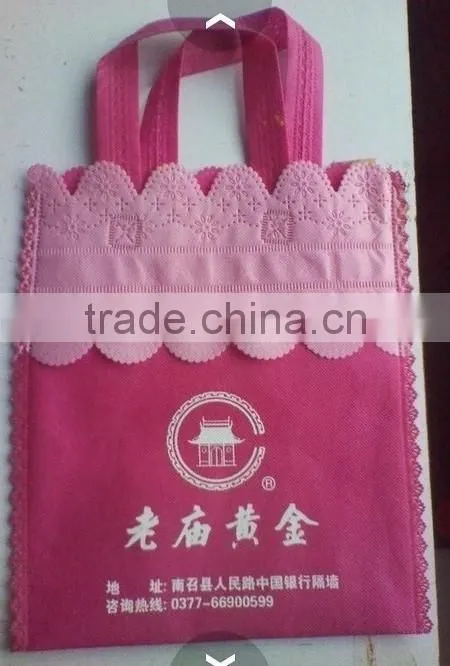 Manual non-woven bag cutting and sewing machine