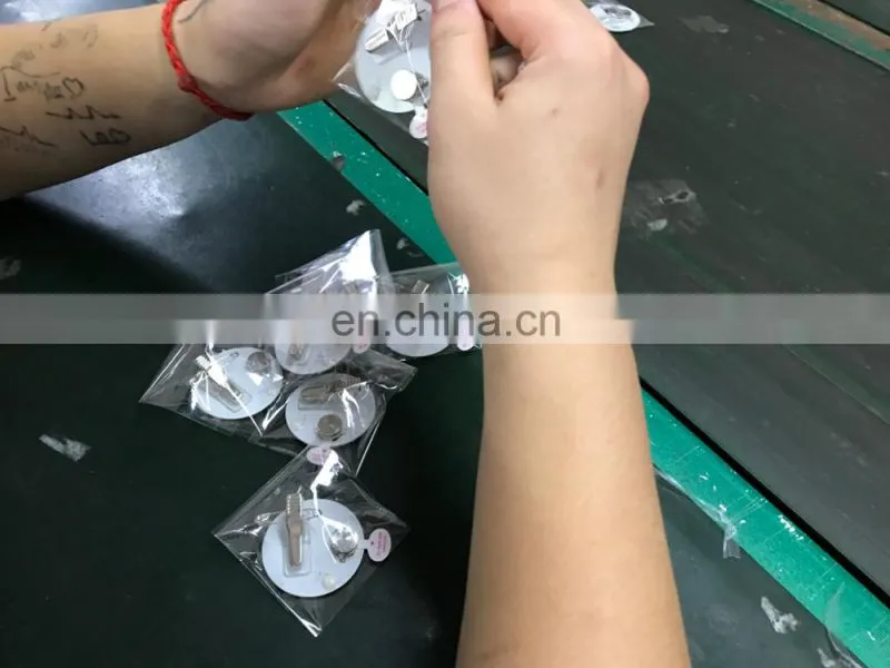 2017 Popular new product party gift led pin badge