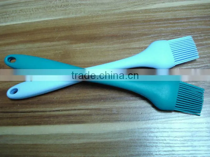 2014 wholesale soft and colored silicone spoon for babies