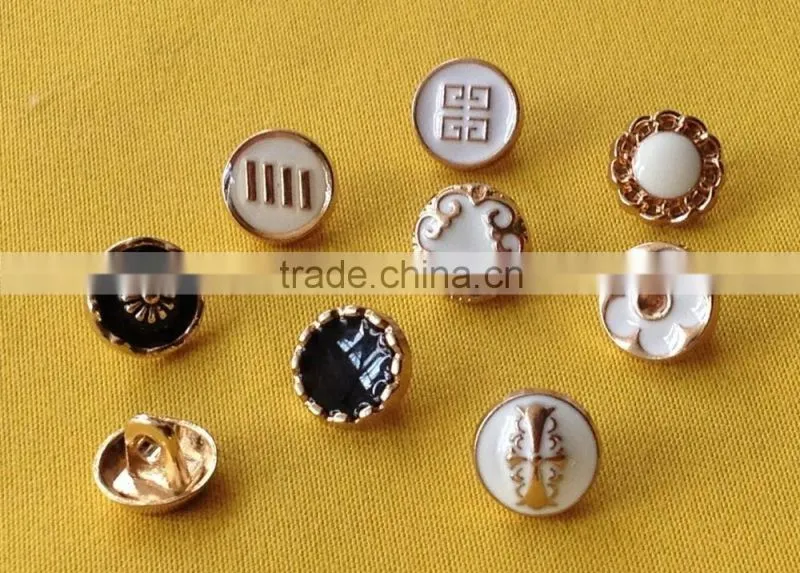16L White Or Black Enamelled Metal Shank Button -- M1874