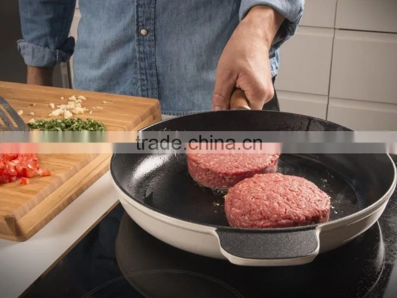 Everybody note that With our hamburger press it's easy to make your favourite patties in just 3 steps.