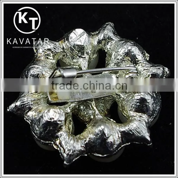 Elegant crystal rhinestone brooch with pearl