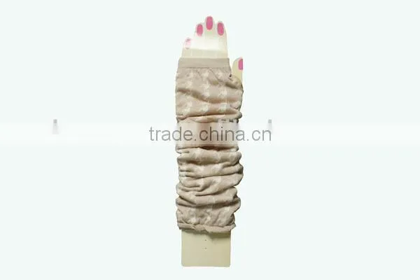 Lady long knitted bicycle arm warmer